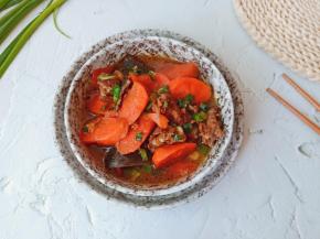 胡萝卜炖的软烂入味。