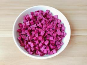 紫薯削皮切小块。
