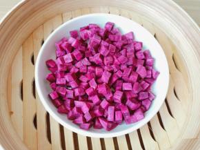 上锅将紫薯蒸15分钟。