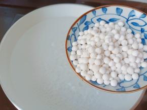 水开下西米开大火煮。水量一定要多，因为西米非常吸水，边煮边用勺子搅锅，防止下面的西米粘锅。

