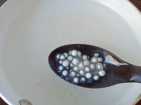 煮到西米中间只有一个小白点，关火焖10分钟。