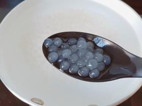 捞出西米冷水重新加水煮开再焖五分钟，如此反复几次就可以将西米煮熟了。