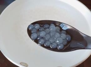 捞出西米冷水重新加水煮开再焖五分钟，如此反复几次就可以将西米煮熟了。