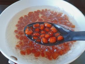 锅里水开下珍珠煮熟捞出。