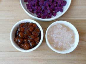 煮好的西米与珍珠过凉开水，防止粘住。