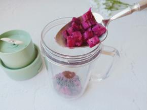 榨汁杯加紫薯3勺，白糖按照口味加。