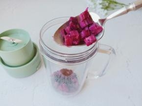 榨汁杯加紫薯3勺，白糖按照口味加。