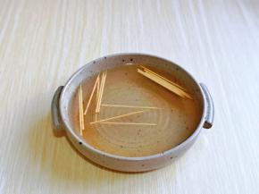 牙签洗干净后，用开水泡10分钟。