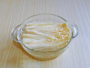 金针菇，去根冲洗干净，再加入纯净水，适量的盐，泡10分钟。