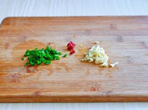 葱蒜辣椒切好。