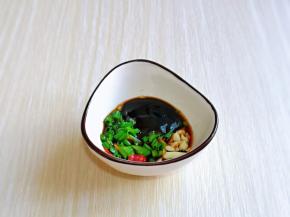 切好的葱蒜辣椒放小碗中，加入生抽，蚝油，米醋，十三香搅拌均匀备用。