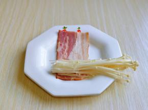 取一切培根，放上洗干净的金针菇。(一片培根我觉得有点长，所以一切二了)