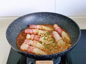 倒入调好的酱料汁，加入半小碗纯净水，中火煮2分钟汤汁浓稠即可。