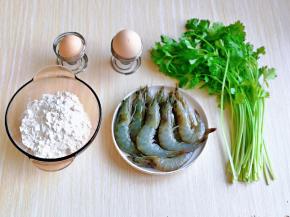 准备食材，芹菜也可以换成自己喜欢的其它蔬菜。