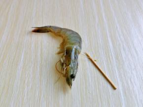 首先去虾线，可以借助牙签从虾头部位将虾线挑出，再去头去皮，依次做完。