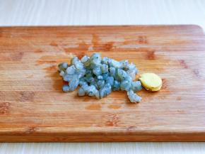 处理好的虾仁冷水冲洗干净，再切小丁，姜去皮切好。