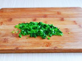 芹菜洗干净后焯水，水开后下锅，大火烫30秒捞出过冷水，淋干水分再切碎。