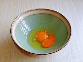 鸡蛋磕大口碗里，用手动打蛋器打散。