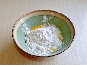 加入中筋面粉，用手动打蛋器打至均匀且无干粉。(如果觉得干可以加入适量的纯净水)