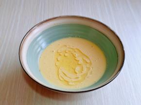 再加入橄榄油，抽打均匀。