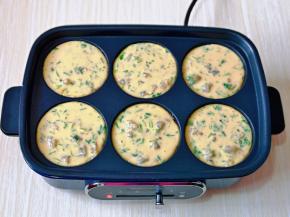 美食锅预热，烤盘中刷少许油，再倒入饼糊，盖上盖子中火煎2-3分钟。