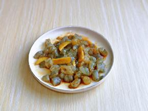 虾丁放入器具中，加入料酒，生抽，姜，十三香抓拌均匀，腌制10分钟，