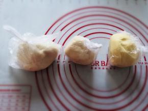 将水油皮、油酥和馅料原料分别混合，揉成团，装保鲜袋放冰箱冷藏半小时