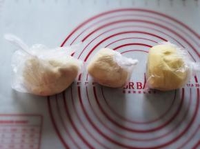 将水油皮、油酥和馅料原料分别混合，揉成团，装保鲜袋放冰箱冷藏半小时