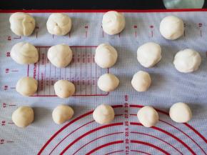 将水油皮和油酥各分成9份，滚圆