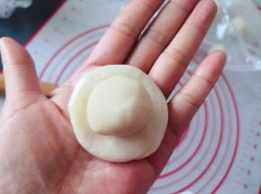 将油酥包入水油皮中，滚圆