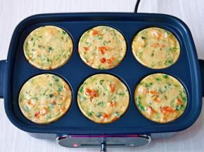 待表面的面糊凝固后，翻面再煎几分钟，总之煎熟即可。