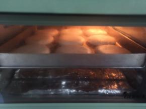 放入预热好的烤箱中层上下火热风120度20分钟，饼开始鼓起时即可出炉