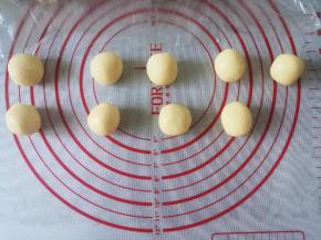 将馅料平均分成9份，滚圆