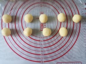 将馅料平均分成9份，滚圆