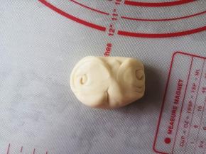 将面皮两头往中间折