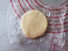 隔保鲜膜擀成直径大约10厘米