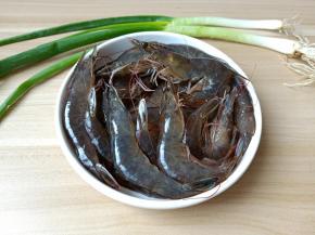 做白灼要挑选活蹦乱跳想虾，这样做出来的白灼大虾味道才会更鲜美。