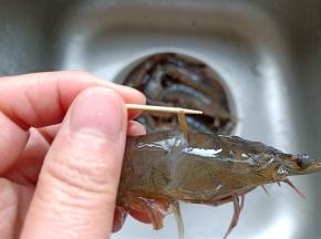 用牙签在虾头位置挑出虾线【去除虾腥味的第一个窍门】