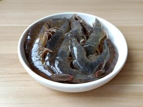 剪好的对虾放盘子里备用。