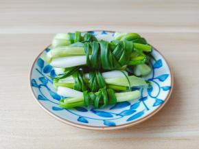 小葱多次对折打成结。