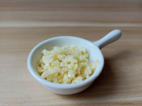 蒜剥皮切成末【大蒜用刀背轻轻拍一下好去皮】