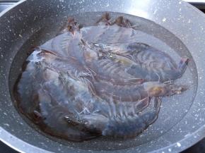 锅里的水烧开再把对虾放进去煮。简短对虾在锅里煮的时间，这样才会q弹好吃。