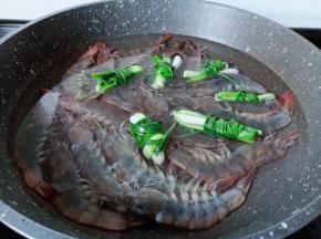 加几个葱结与生姜片也是去腥之一。