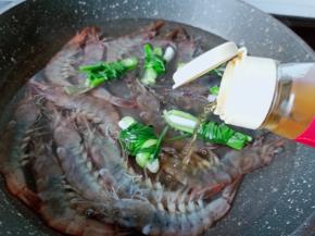 锅里面加入适量的料酒，才能够去除腥味。