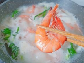 对虾煮好捞出控水。