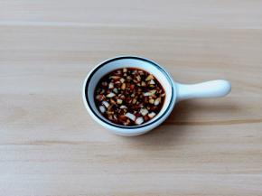 调一个料汁，蒜泥加上生抽即可。