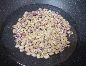 豆芽煮熟，捞出控一下水分晾凉备用。