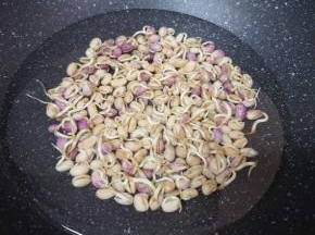 豆芽煮熟，捞出控一下水分晾凉备用。