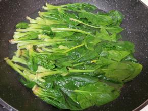 菠菜煮熟，捞出控一下水分晾凉。