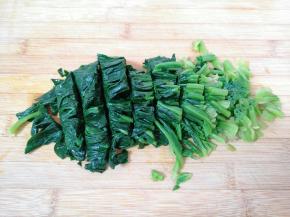 挤干水分切碎。